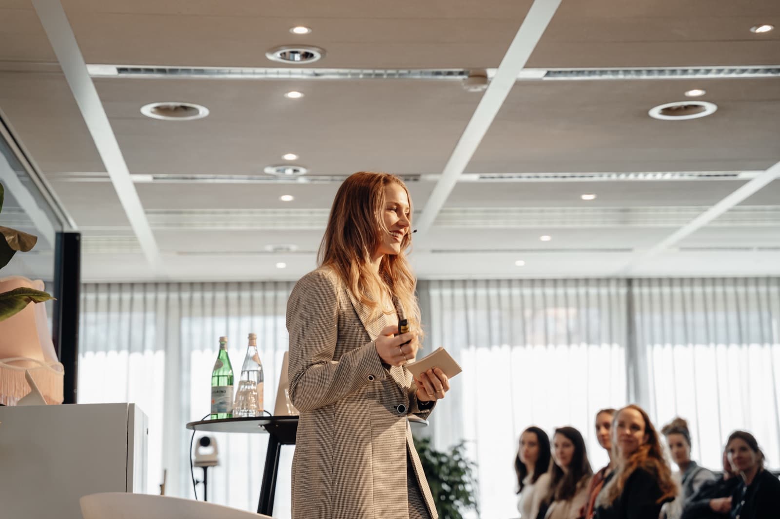 Eva Luna spreekt voor een groep tijdens een keynote bij Nespresso
