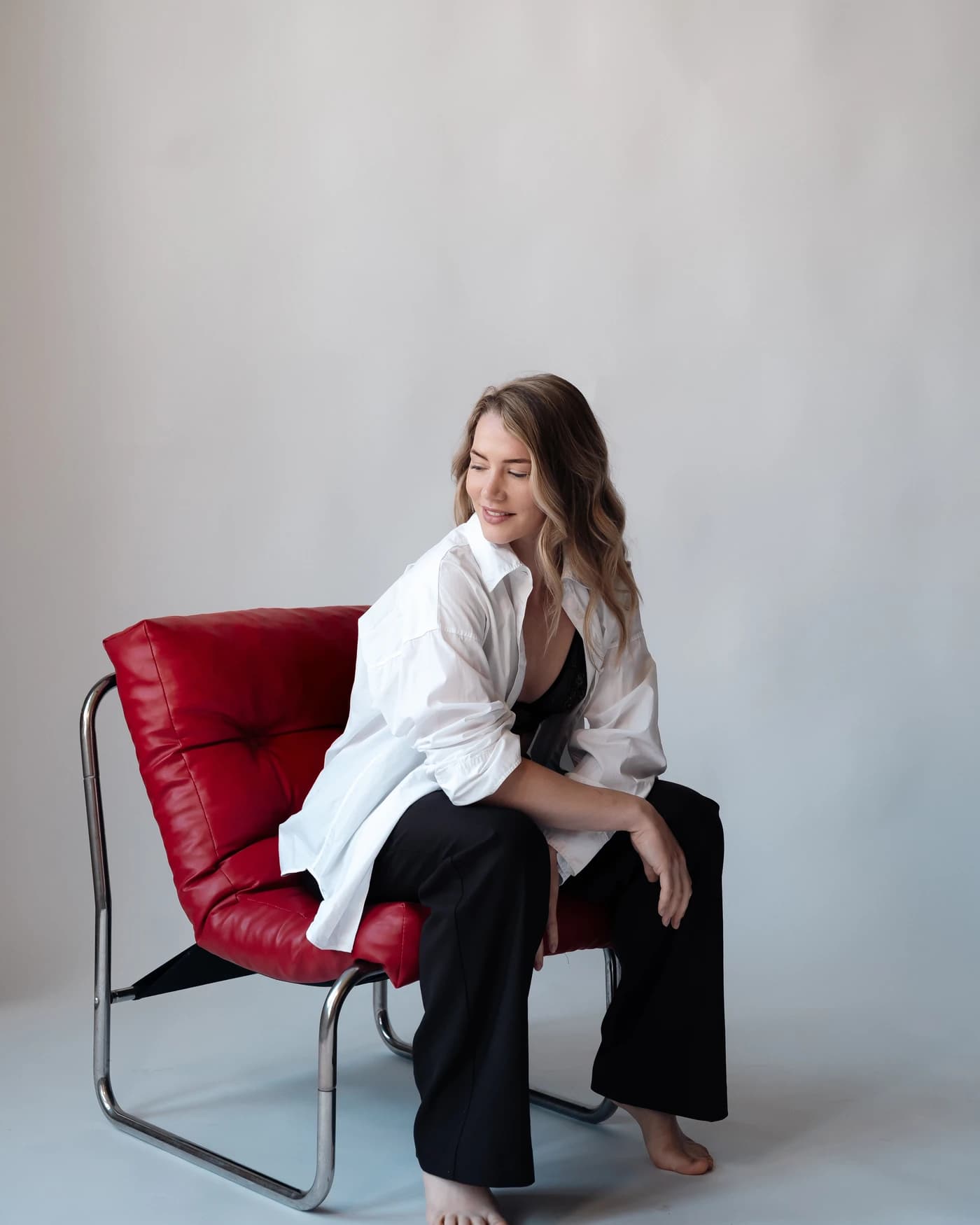 Eva Luna, oprichter van The Steady Woman, zittend in een rode stoel